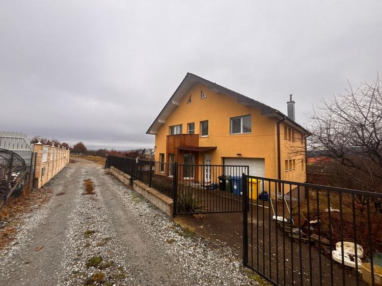 Casă individuală cu 3 camere cu Canalizare în Centura