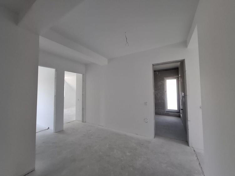 Casă individuală cu 5 camere cu Canalizare în Cristian