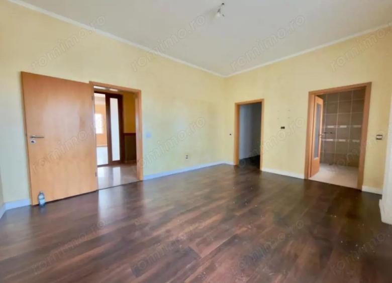 Apartament cu 5 camere decomandat în Central