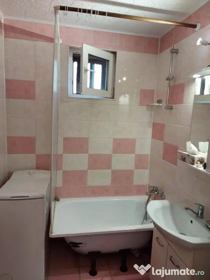 Apartament cu 3 camere semidecomandat în Crângași