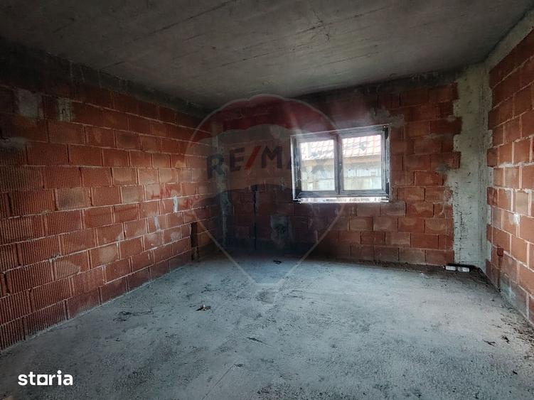 Casă cu 6 camere cu Teren 1025 Mp în Garoafa
