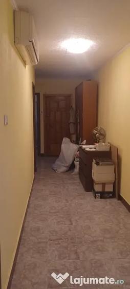 Apartament cu 3 camere decomandat în 1 Decembrie