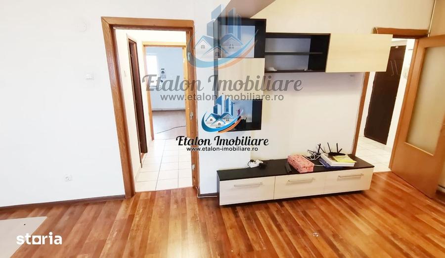 Apartament cu 3 camere semidecomandat în Calea Romanului