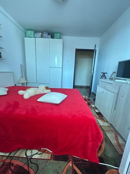 Apartament cu 3 camere semidecomandat în Astra