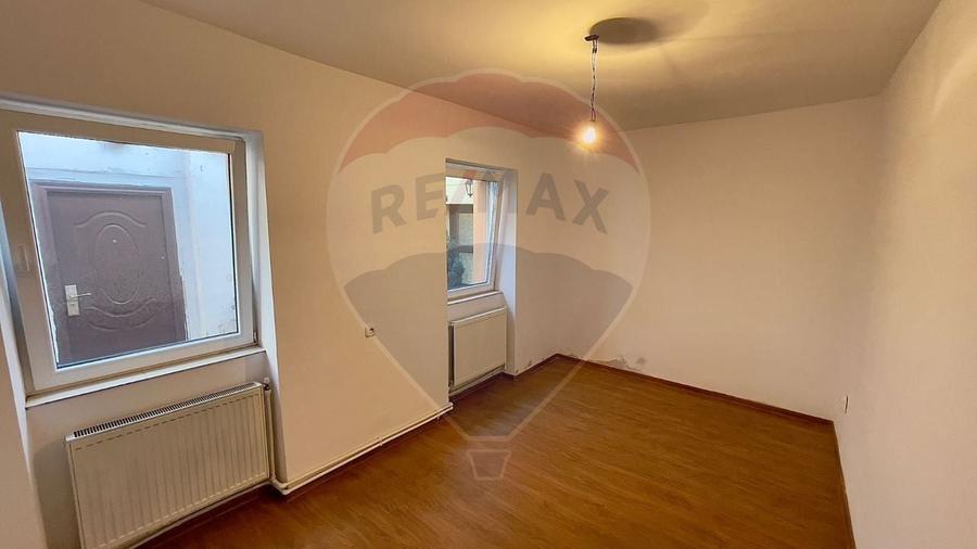 Apartament cu 4 camere semidecomandat, mobilat în Central