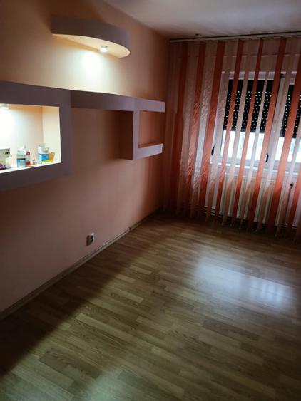 Apartament cu 3 camere decomandat în Buzaului