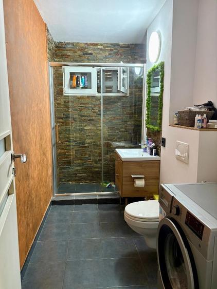 Apartament cu 3 camere semidecomandat în Berceni