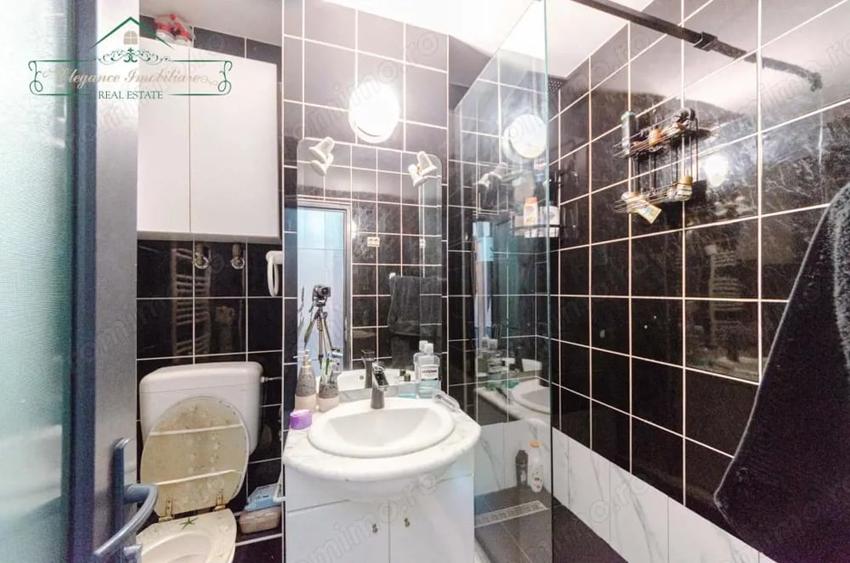 Apartament cu 5 camere decomandat în Miorița