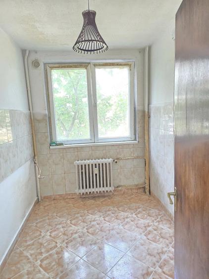 Apartament cu 3 camere semidecomandat în Militari