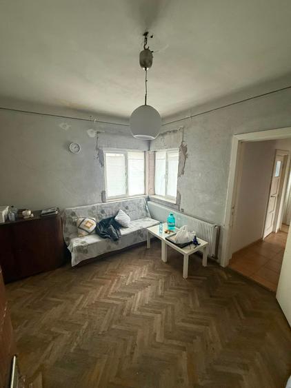 Apartament cu 3 camere semidecomandat în P-ța Victoriei