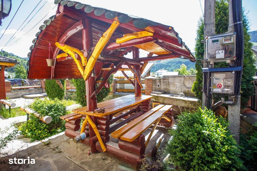 Casă cu 6 camere decomandat cu Teren 1100 Mp în Borca