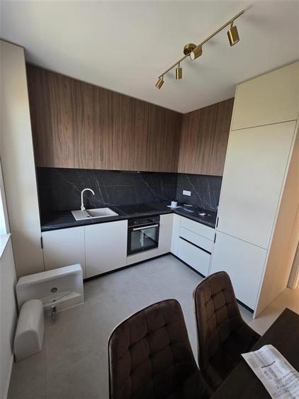 Apartament cu 2 camere decomandat în Tractorul