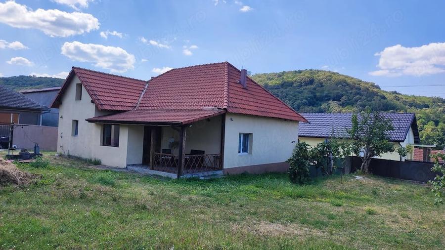 Casă cu Teren 1000 Mp în Central