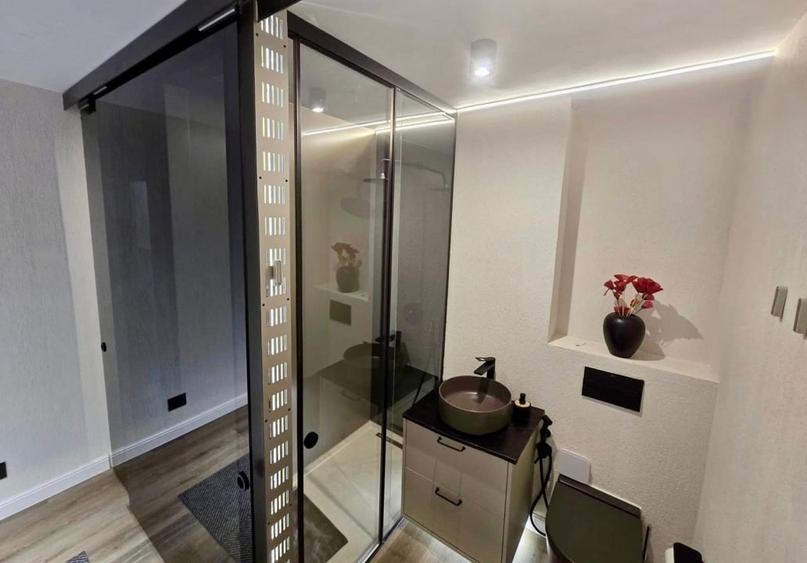 Apartament cu 2 camere semidecomandat, mobilat în Victoriei