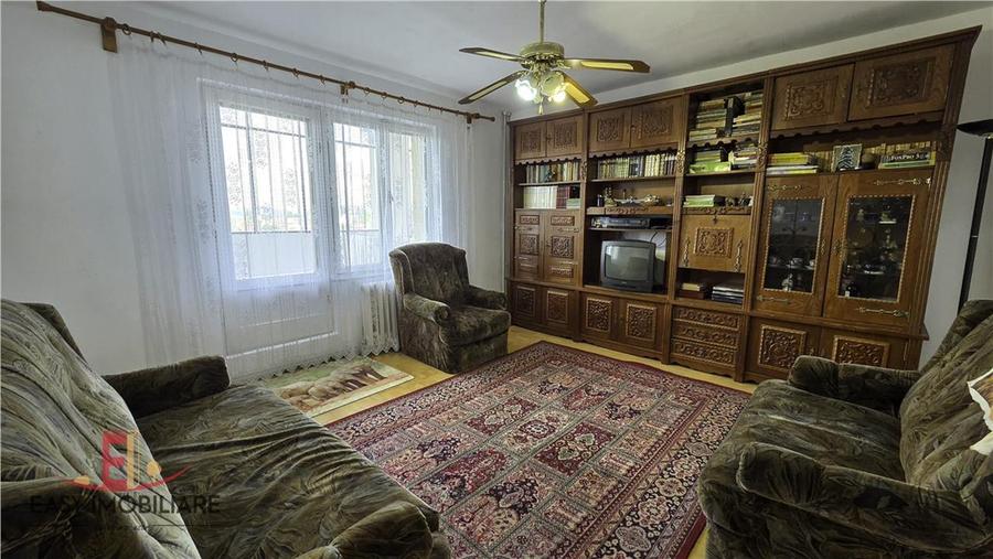 Apartament cu 3 camere decomandat în 22 Decembrie 1989