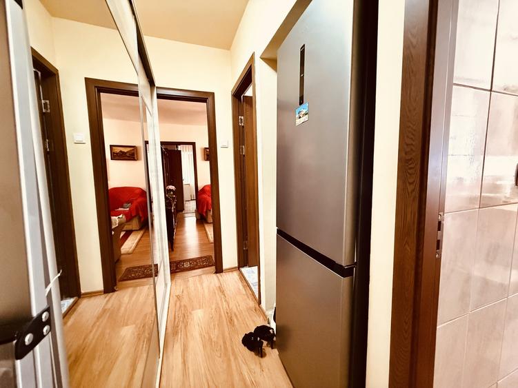 Apartament cu 3 camere semidecomandat în