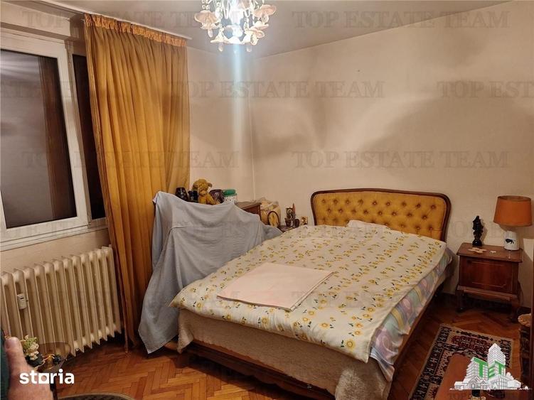Apartament cu 3 camere semidecomandat în Tei