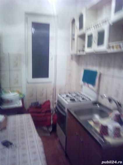 Apartament cu 3 camere semidecomandat în Broșteni