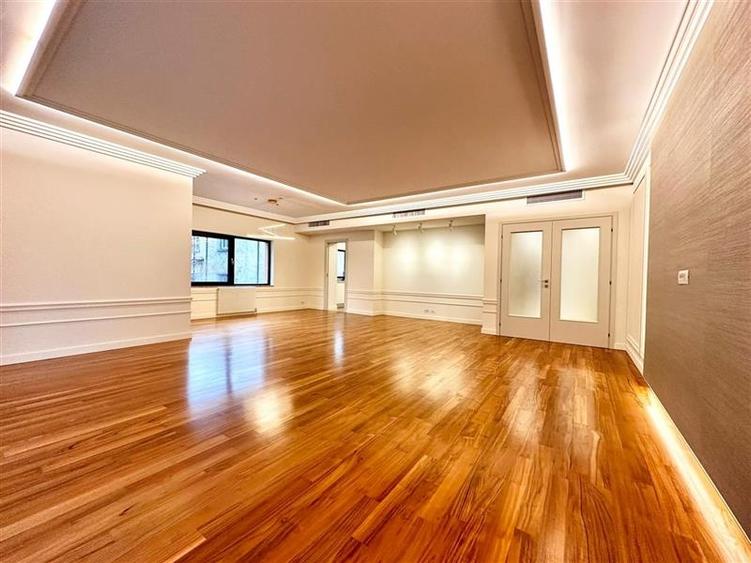 Apartament cu 4 camere decomandat, mobilat în Capitale