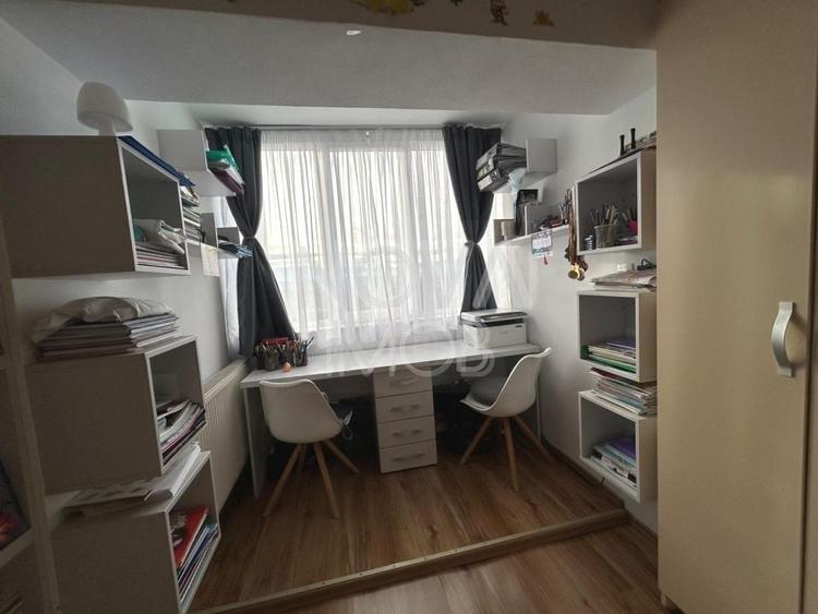 Apartament cu 3 camere semidecomandat în Turnișor