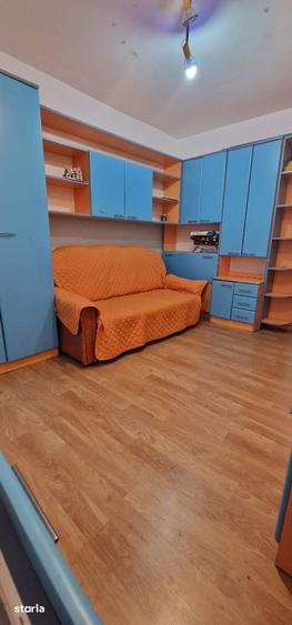 Apartament cu 4 camere decomandat în Roman