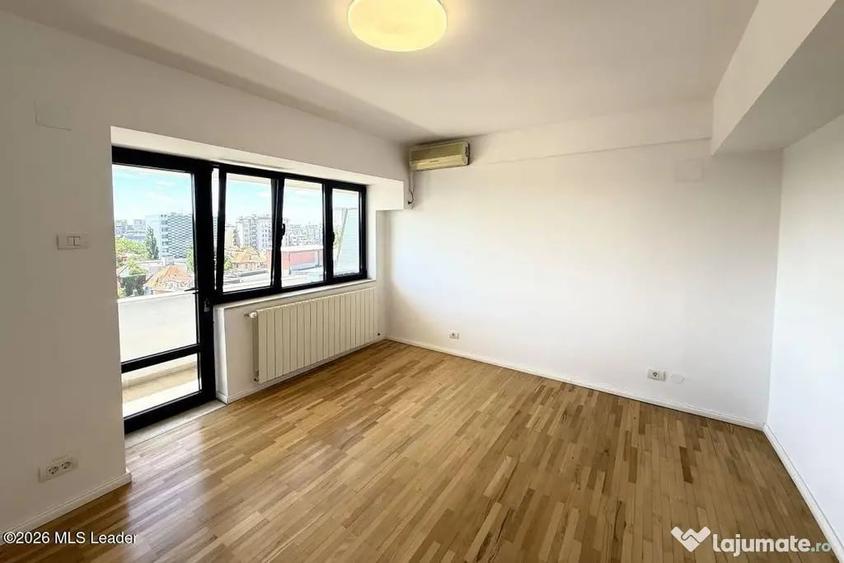 Apartament cu 6 camere decomandat în Polonă
