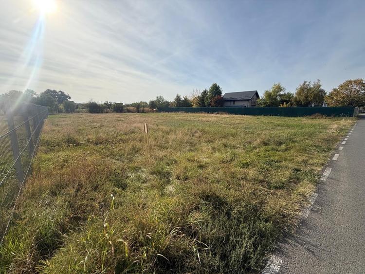 Teren Construcții intravilan de 2344 mp, în Bucov