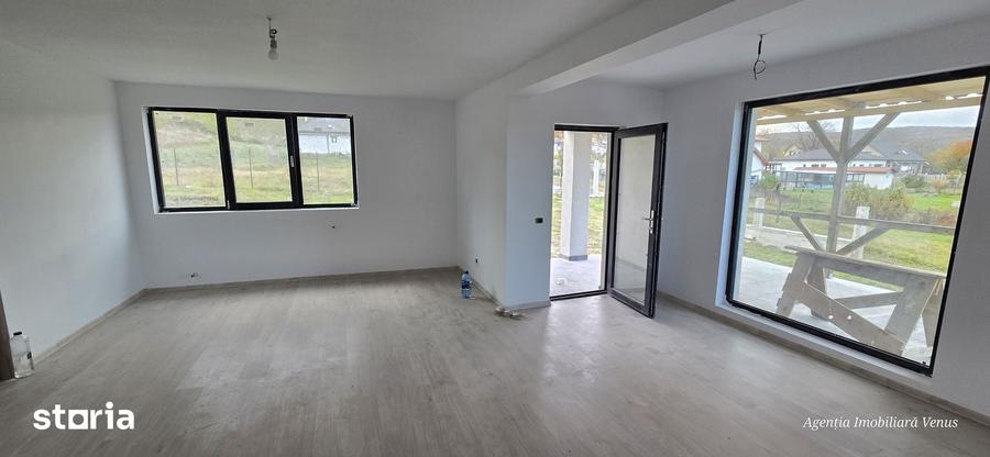 Casă cu 5 camere cu Teren 1000 Mp în Mihai Eminescu