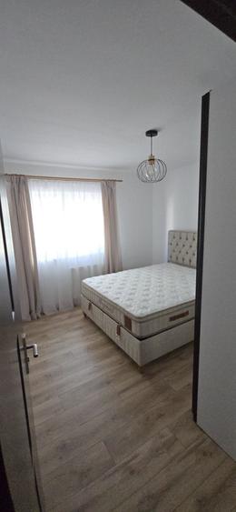 Apartament cu 3 camere decomandat în Tractorul