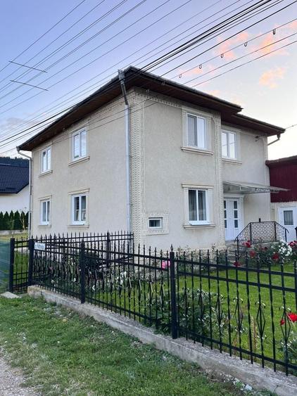 Casă cu 4 camere cu Teren 800 Mp în Central