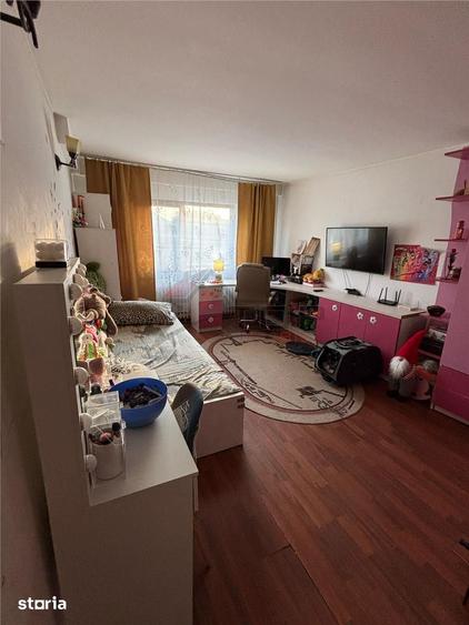 Apartament cu 3 camere decomandat, mobilat în Nicolina