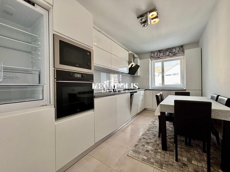 Apartament cu 3 camere decomandat în Tractorul