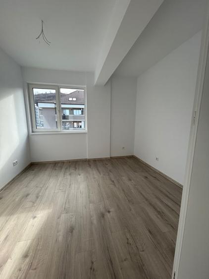 Apartament cu 5 camere semidecomandat în Central