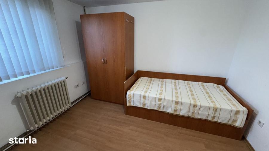 Casă cu 6 camere decomandat cu Teren 196 Mp în Sărărie