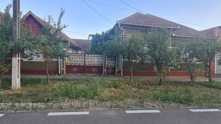 Casă cu 4 camere în Apateu