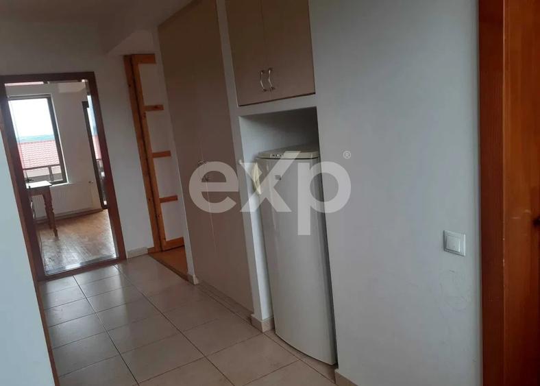 Apartament cu 3 camere semidecomandat în Europa