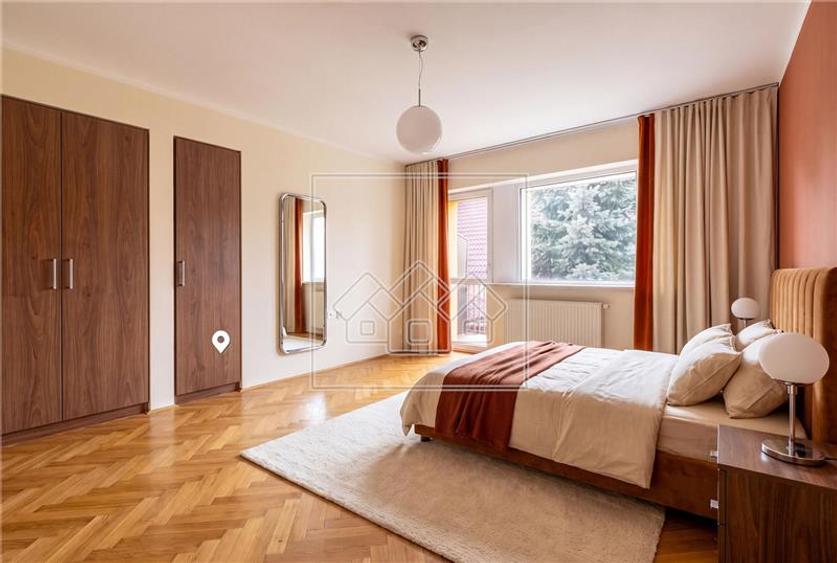 Casă individuală cu 8 camere cu Teren 962 Mp în Sub Arini