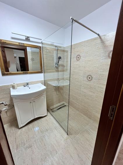 Apartament cu 3 camere semidecomandat în Florești