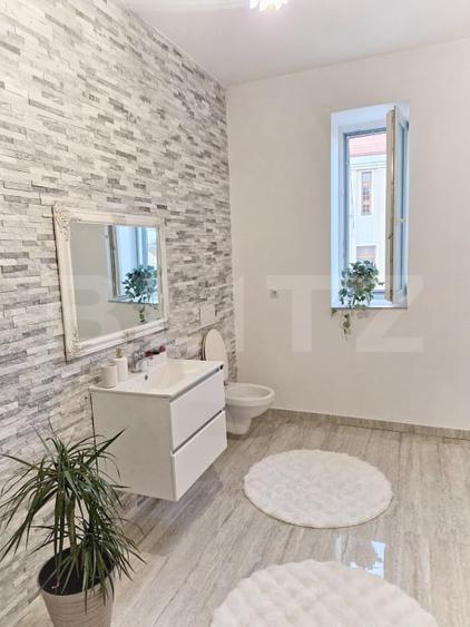 Apartament cu 4 camere semidecomandat, mobilat în Ultracentral