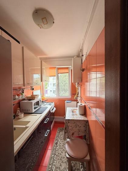 Apartament cu 3 camere semidecomandat în Km 4
