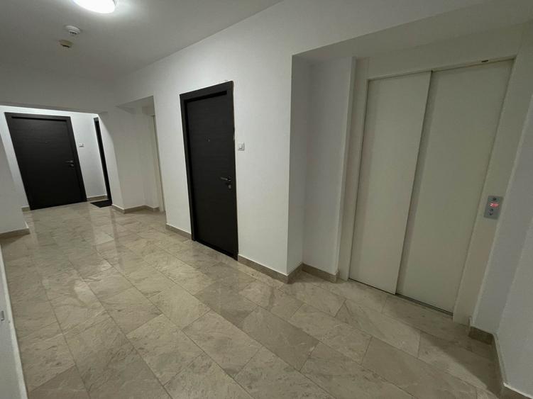 Apartament cu 3 camere semidecomandat în Pantelimon