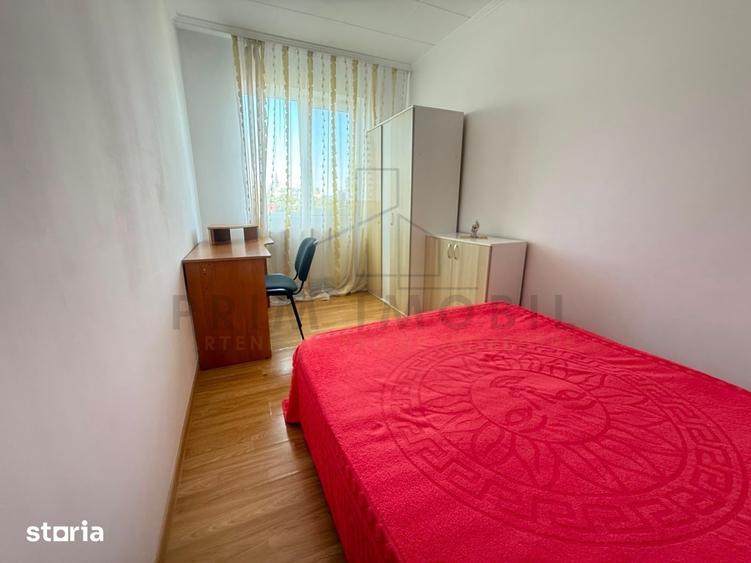 Apartament cu 3 camere în Podu Roș