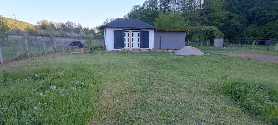 Casă cu 2 camere cu Teren 1030 Mp în Budeasa