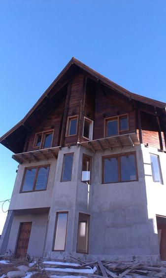 Casă cu 4 camere în Novaci