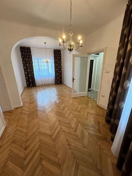 Apartament cu 3 camere circular în P-ța Unirii