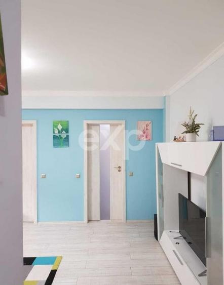Apartament cu 3 camere semidecomandat în Florești