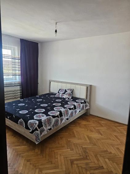 Apartament cu 3 camere decomandat în Calea București