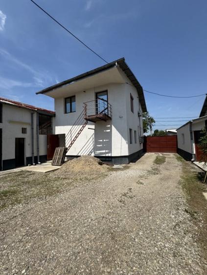 Casă individuală cu 4 camere cu Canalizare în B-dul București