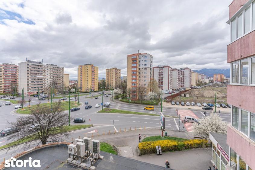 Apartament cu 5 camere decomandat, mobilat în Hărmanului