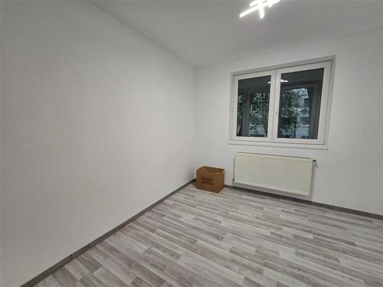 Apartament cu 3 camere semidecomandat în Pajura